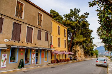 Delphi, Yunanistan -Nis 22, 2016: Delphi Arkeoloji Klübünün yakınındaki küçük kasabanın mimarisi. Bu kasaba Arkeoloji Parkı ziyaret etmeden önce gece geçirmek için en iyi yoldur.