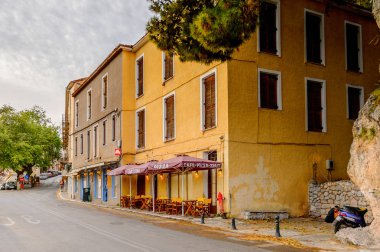 Delphi, Yunanistan -Nis 22, 2016: Delphi Arkeoloji Klübünün yakınındaki küçük kasabanın mimarisi. Bu kasaba Arkeoloji Parkı ziyaret etmeden önce gece geçirmek için en iyi yoldur.