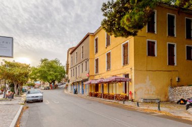 Delphi, Yunanistan -Nis 22, 2016: Delphi Arkeoloji Klübünün yakınındaki küçük kasabanın mimarisi. Bu kasaba Arkeoloji Parkı ziyaret etmeden önce gece geçirmek için en iyi yoldur.