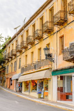 Delphi, Yunanistan -Nis 22, 2016: Delphi Arkeoloji Klübünün yakınındaki küçük kasabanın mimarisi. Bu kasaba Arkeoloji Parkı ziyaret etmeden önce gece geçirmek için en iyi yoldur.