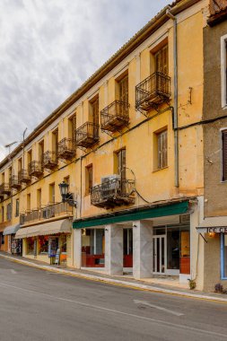 Delphi, Yunanistan -Nis 22, 2016: Delphi Arkeoloji Klübünün yakınındaki küçük kasabanın mimarisi. Bu kasaba Arkeoloji Parkı ziyaret etmeden önce gece geçirmek için en iyi yoldur.