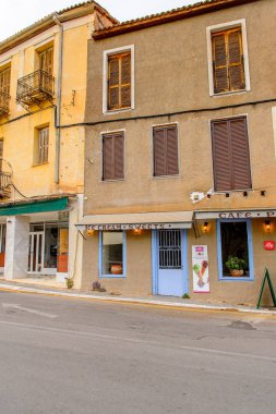 Delphi, Yunanistan -Nis 22, 2016: Delphi Arkeoloji Klübünün yakınındaki küçük kasabanın mimarisi. Bu kasaba Arkeoloji Parkı ziyaret etmeden önce gece geçirmek için en iyi yoldur.