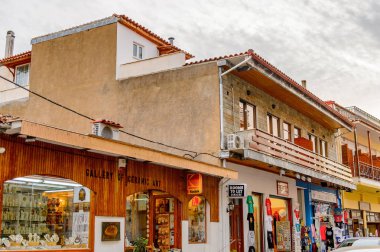 Delphi, Yunanistan -Nis 22, 2016: Delphi Arkeoloji Klübünün yakınındaki küçük kasabanın mimarisi. Bu kasaba Arkeoloji Parkı ziyaret etmeden önce gece geçirmek için en iyi yoldur.