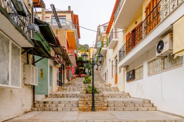 Delphi, Yunanistan -Nis 22, 2016: Delphi Arkeoloji Klübünün yakınındaki küçük kasabanın mimarisi. Bu kasaba Arkeoloji Parkı ziyaret etmeden önce gece geçirmek için en iyi yoldur.