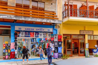 Delphi, Yunanistan -Nis 22, 2016: Delphi Arkeoloji Klübünün yakınındaki küçük kasabanın mimarisi. Bu kasaba Arkeoloji Parkı ziyaret etmeden önce gece geçirmek için en iyi yoldur.