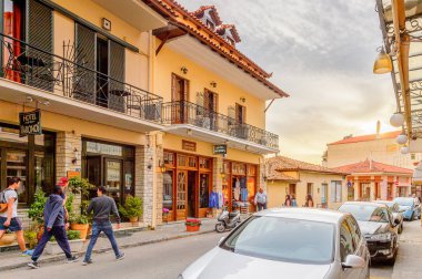 Delphi, Yunanistan -Nis 22, 2016: Delphi Arkeoloji Klübünün yakınındaki küçük kasabanın mimarisi. Bu kasaba Arkeoloji Parkı ziyaret etmeden önce gece geçirmek için en iyi yoldur.