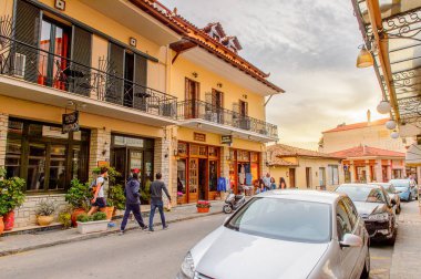 Delphi, Yunanistan -Nis 22, 2016: Delphi Arkeoloji Klübünün yakınındaki küçük kasabanın mimarisi. Bu kasaba Arkeoloji Parkı ziyaret etmeden önce gece geçirmek için en iyi yoldur.