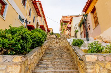 Delphi, Yunanistan -Nis 22, 2016: Delphi Arkeoloji Klübünün yakınındaki küçük kasabanın mimarisi. Bu kasaba Arkeoloji Parkı ziyaret etmeden önce gece geçirmek için en iyi yoldur.