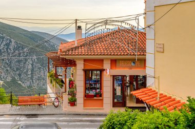 Delphi, Yunanistan -Nis 22, 2016: Delphi Arkeoloji Klübünün yakınındaki küçük kasabanın mimarisi. Bu kasaba Arkeoloji Parkı ziyaret etmeden önce gece geçirmek için en iyi yoldur.