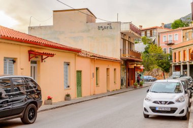 Delphi, Yunanistan -Nis 22, 2016: Delphi Arkeoloji Klübünün yakınındaki küçük kasabanın mimarisi. Bu kasaba Arkeoloji Parkı ziyaret etmeden önce gece geçirmek için en iyi yoldur.