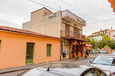 Delphi, Yunanistan -Nis 22, 2016: Delphi Arkeoloji Klübünün yakınındaki küçük kasabanın mimarisi. Bu kasaba Arkeoloji Parkı ziyaret etmeden önce gece geçirmek için en iyi yoldur.