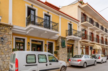 Delphi, Yunanistan -Nis 22, 2016: Otel Delphi Arkeolojik Alanı yakınındaki küçük bir kasabada. Bu kasaba Arkeoloji Parkı ziyaret etmeden önce gece geçirmek için en iyi yoldur.