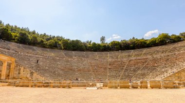 Epidaurus, Yunanistan - 24 Nisan 2016: Epidaurus büyük amfitiyatro, Mora, Yunanistan.Sanctuary Epidaurus de Asclepius. Unesco Dünya Mirası
