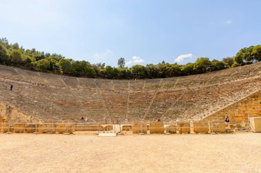 Epidaurus, Yunanistan - 24 Nisan 2016: Epidaurus büyük amfitiyatro, Mora, Yunanistan.Sanctuary Epidaurus de Asclepius. Unesco Dünya Mirası