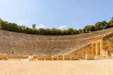 Epidaurus, Yunanistan - 24 Nisan 2016: Epidaurus büyük amfitiyatro, Mora, Yunanistan.Sanctuary Epidaurus de Asclepius. Unesco Dünya Mirası