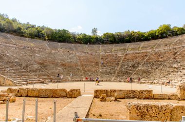 Epidaurus, Yunanistan - 24 Nisan 2016: Epidaurus büyük amfitiyatro, Mora, Yunanistan.Sanctuary Epidaurus de Asclepius. Unesco Dünya Mirası