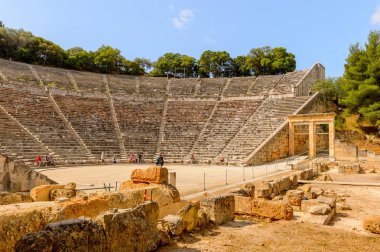 Epidaurus, Yunanistan - 24 Nisan 2016: Epidaurus büyük amfitiyatro, Mora, Yunanistan.Sanctuary Epidaurus de Asclepius. Unesco Dünya Mirası