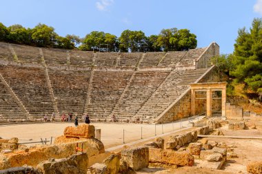 Epidaurus, Yunanistan - 24 Nisan 2016: Epidaurus büyük amfitiyatro, Mora, Yunanistan.Sanctuary Epidaurus de Asclepius. Unesco Dünya Mirası