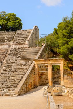Epidaurus, Yunanistan - 24 Nisan 2016: Epidaurus büyük amfitiyatro, Mora, Yunanistan.Sanctuary Epidaurus de Asclepius. Unesco Dünya Mirası