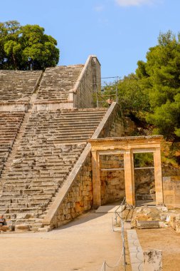 Epidaurus, Yunanistan - 24 Nisan 2016: Epidaurus büyük amfitiyatro, Mora, Yunanistan.Sanctuary Epidaurus de Asclepius. Unesco Dünya Mirası