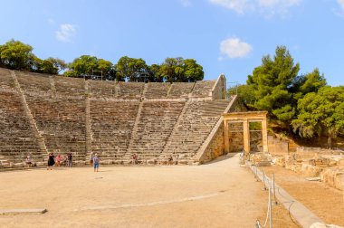 Epidaurus, Yunanistan - 24 Nisan 2016: Epidaurus büyük amfitiyatro, Mora, Yunanistan.Sanctuary Epidaurus de Asclepius. Unesco Dünya Mirası