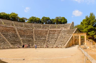 Epidaurus, Yunanistan - 24 Nisan 2016: Epidaurus büyük amfitiyatro, Mora, Yunanistan.Sanctuary Epidaurus de Asclepius. Unesco Dünya Mirası