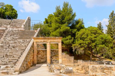 Epidaurus, Yunanistan - 24 Nisan 2016: Epidaurus büyük amfitiyatro, Mora, Yunanistan.Sanctuary Epidaurus de Asclepius. Unesco Dünya Mirası