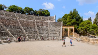 Epidaurus, Yunanistan - 24 Nisan 2016: Epidaurus büyük amfitiyatro, Mora, Yunanistan.Sanctuary Epidaurus de Asclepius. Unesco Dünya Mirası