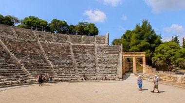 Epidaurus, Yunanistan - 24 Nisan 2016: Epidaurus büyük amfitiyatro, Mora, Yunanistan.Sanctuary Epidaurus de Asclepius. Unesco Dünya Mirası