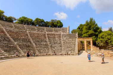 Epidaurus, Yunanistan - 24 Nisan 2016: Epidaurus büyük amfitiyatro, Mora, Yunanistan.Sanctuary Epidaurus de Asclepius. Unesco Dünya Mirası