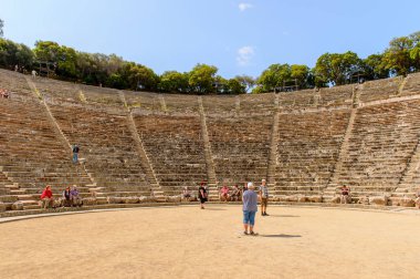 Epidaurus, Yunanistan - 24 Nisan 2016: Epidaurus büyük amfitiyatro, Mora, Yunanistan.Sanctuary Epidaurus de Asclepius. Unesco Dünya Mirası