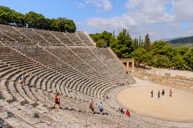 Epidaurus, Yunanistan - 24 Nisan 2016: Epidaurus büyük amfitiyatro, Mora, Yunanistan.Sanctuary Epidaurus de Asclepius. Unesco Dünya Mirası