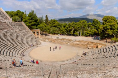 Epidaurus, Yunanistan - 24 Nisan 2016: Epidaurus büyük amfitiyatro, Mora, Yunanistan.Sanctuary Epidaurus de Asclepius. Unesco Dünya Mirası