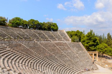 Epidaurus, Yunanistan - 24 Nisan 2016: Epidaurus büyük amfitiyatro, Mora, Yunanistan.Sanctuary Epidaurus de Asclepius. Unesco Dünya Mirası