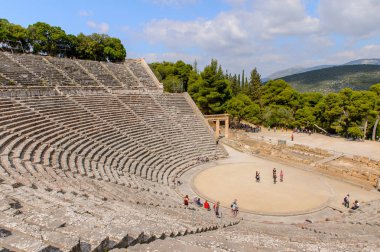 Epidaurus, Yunanistan - 24 Nisan 2016: Epidaurus büyük amfitiyatro, Mora, Yunanistan.Sanctuary Epidaurus de Asclepius. Unesco Dünya Mirası