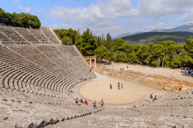 Epidaurus, Yunanistan - 24 Nisan 2016: Epidaurus büyük amfitiyatro, Mora, Yunanistan.Sanctuary Epidaurus de Asclepius. Unesco Dünya Mirası