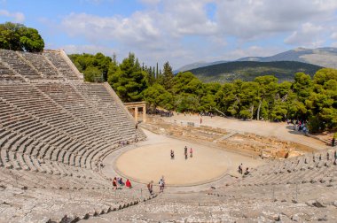 Epidaurus, Yunanistan - 24 Nisan 2016: Epidaurus büyük amfitiyatro, Mora, Yunanistan.Sanctuary Epidaurus de Asclepius. Unesco Dünya Mirası
