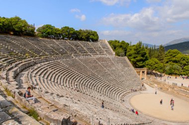 Epidaurus, Yunanistan - 24 Nisan 2016: Epidaurus büyük amfitiyatro, Mora, Yunanistan.Sanctuary Epidaurus de Asclepius. Unesco Dünya Mirası