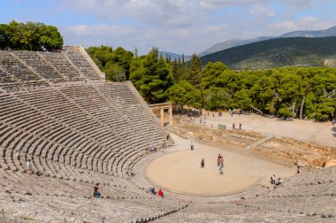 Epidaurus, Yunanistan - 24 Nisan 2016: Epidaurus büyük amfitiyatro, Mora, Yunanistan.Sanctuary Epidaurus de Asclepius. Unesco Dünya Mirası