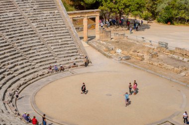 Epidaurus, Yunanistan - 24 Nisan 2016: Epidaurus büyük amfitiyatro, Mora, Yunanistan.Sanctuary Epidaurus de Asclepius. Unesco Dünya Mirası