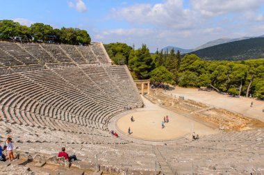 Epidaurus, Yunanistan - 24 Nisan 2016: Epidaurus büyük amfitiyatro, Mora, Yunanistan.Sanctuary Epidaurus de Asclepius. Unesco Dünya Mirası