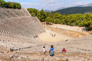 Epidaurus, Yunanistan - 24 Nisan 2016: Epidaurus büyük amfitiyatro, Mora, Yunanistan.Sanctuary Epidaurus de Asclepius. Unesco Dünya Mirası