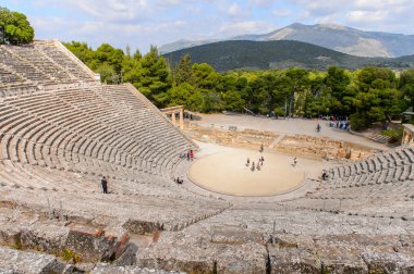Epidaurus, Yunanistan - 24 Nisan 2016: Epidaurus büyük amfitiyatro, Mora, Yunanistan.Sanctuary Epidaurus de Asclepius. Unesco Dünya Mirası
