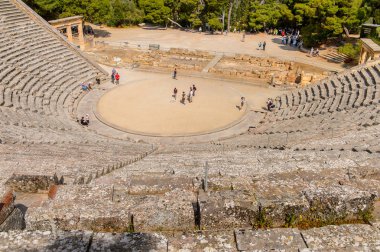 Epidaurus, Yunanistan - 24 Nisan 2016: Epidaurus büyük amfitiyatro, Mora, Yunanistan.Sanctuary Epidaurus de Asclepius. Unesco Dünya Mirası