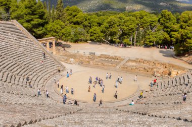Epidaurus, Yunanistan - 24 Nisan 2016: Epidaurus büyük amfitiyatro, Mora, Yunanistan.Sanctuary Epidaurus de Asclepius. Unesco Dünya Mirası