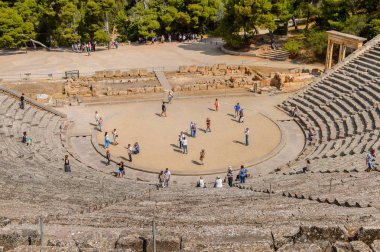 Epidaurus, Yunanistan - 24 Nisan 2016: Epidaurus büyük amfitiyatro, Mora, Yunanistan.Sanctuary Epidaurus de Asclepius. Unesco Dünya Mirası