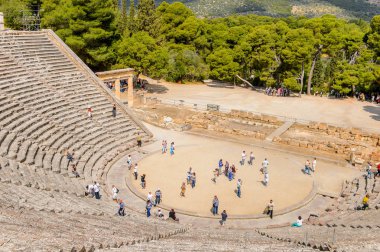 Epidaurus, Yunanistan - 24 Nisan 2016: Epidaurus büyük amfitiyatro, Mora, Yunanistan.Sanctuary Epidaurus de Asclepius. Unesco Dünya Mirası