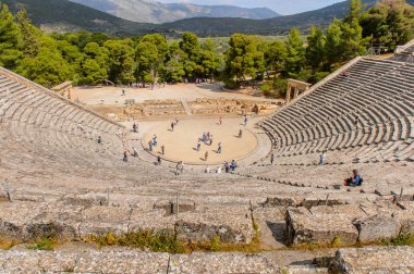 Epidaurus, Yunanistan - 24 Nisan 2016: Epidaurus büyük amfitiyatro, Mora, Yunanistan.Sanctuary Epidaurus de Asclepius. Unesco Dünya Mirası