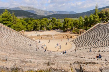 Epidaurus, Yunanistan - 24 Nisan 2016: Epidaurus büyük amfitiyatro, Mora, Yunanistan.Sanctuary Epidaurus de Asclepius. Unesco Dünya Mirası