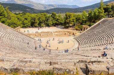 Epidaurus, Yunanistan - 24 Nisan 2016: Epidaurus büyük amfitiyatro, Mora, Yunanistan.Sanctuary Epidaurus de Asclepius. Unesco Dünya Mirası